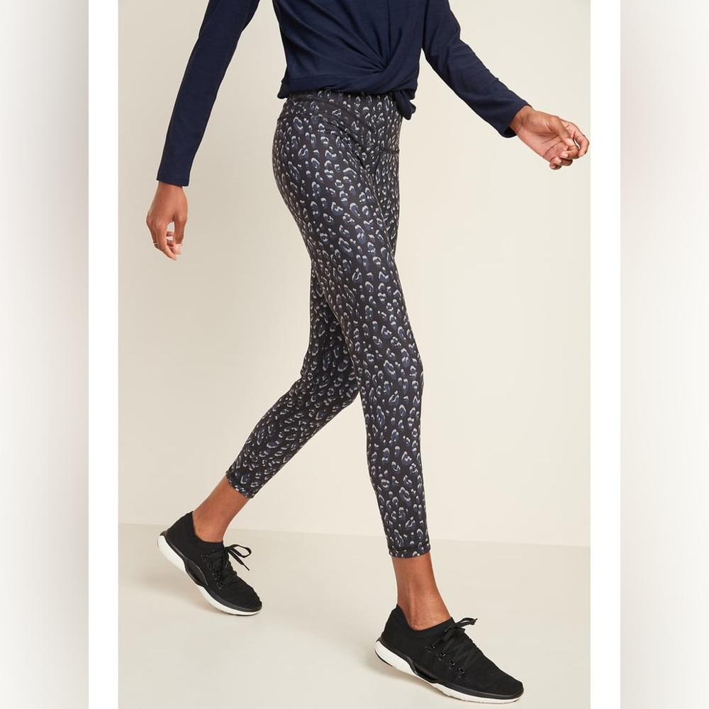 Old Navy High-Waisted Elevate 7/8-Length Leggings in Black Leopard